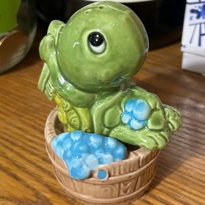 Vintage Turtle Green Turtle Taking A Bath Salt And Pepper Shakers Set Dinnerware